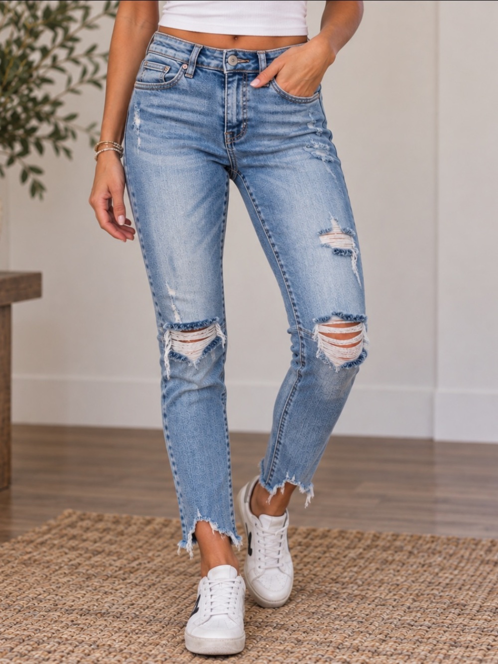 Kancan Women’s Size 26 Distressed Light Wash Skinny Jeans Raw Hem